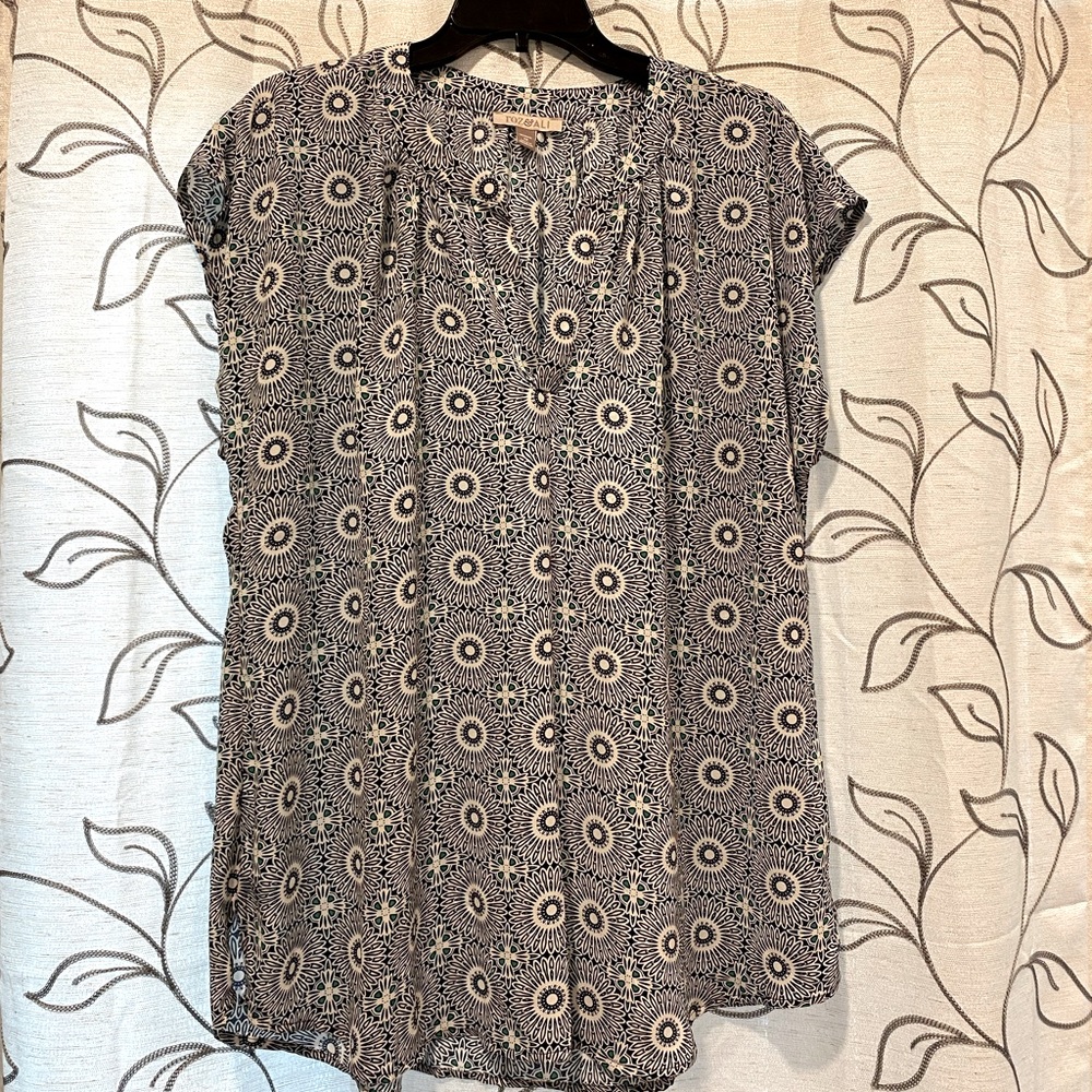 Geometric pattern/ floral type pattern